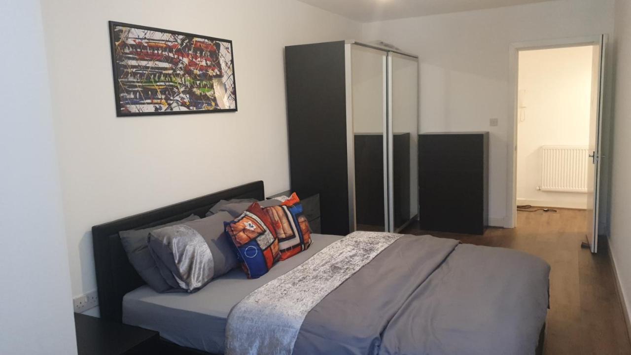 Double Room With Shared Bathroom London Exterior photo